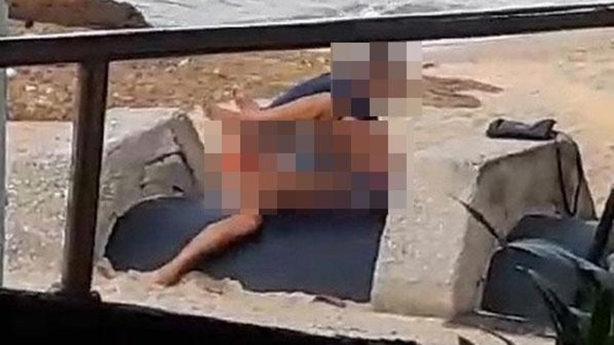 İnsanların şaşkın bakışları karşısında ilişkiye girdiler