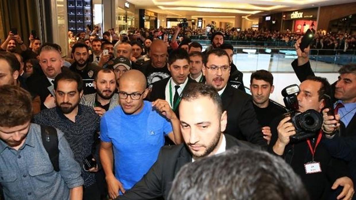 Alex izdihamı! Camlar kırıldı...
