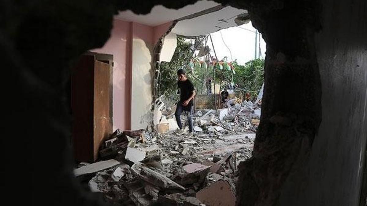 İsrail Filistinlileri kendi evini yıkmaya zorluyor