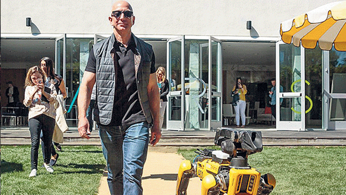 Dünyanın en zengini robot köpeği gezdirdi