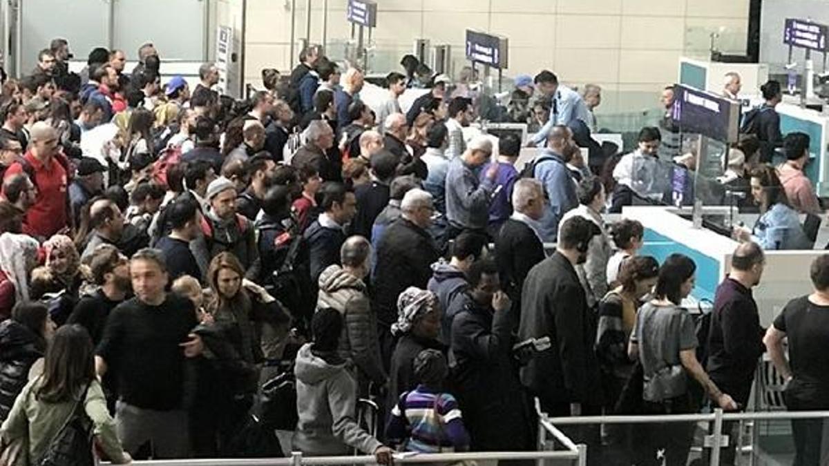 Atatürk Havalimanı'nda Polnet arızası! Pasaport kuyruğu oluştu