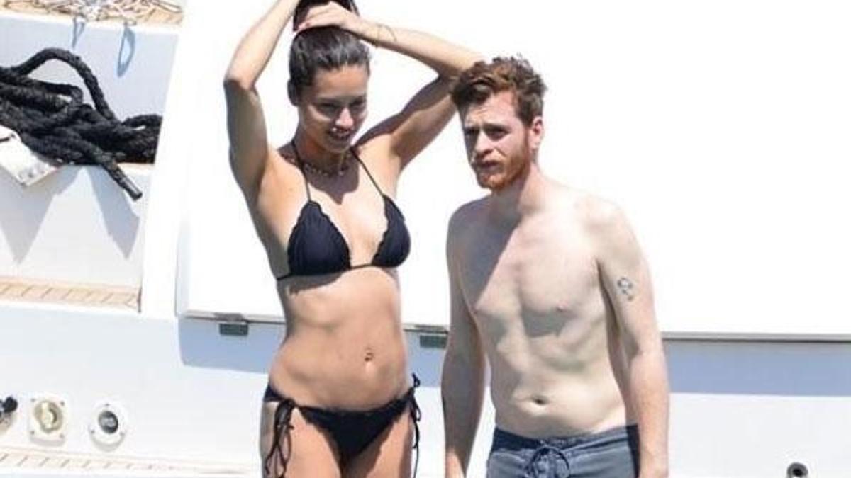 Metin Hara sevgilisi Adriana Lima'yı ailesiyle tanıştırdı