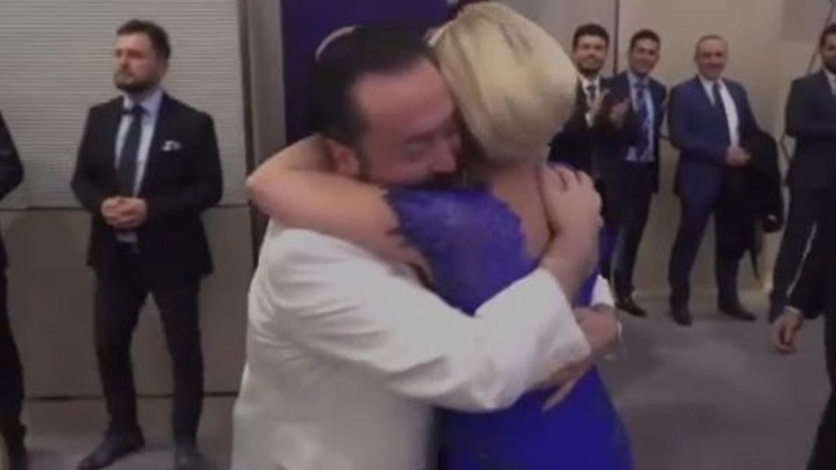 Adnan Oktar ünlü şarkıcıya sımsıkı sarıldı!