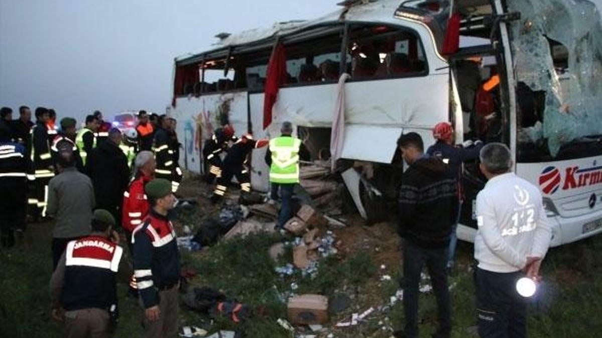 Son dakika...Yolcu otobüsü kaza yaptı! Ölü ve yaralılar var!