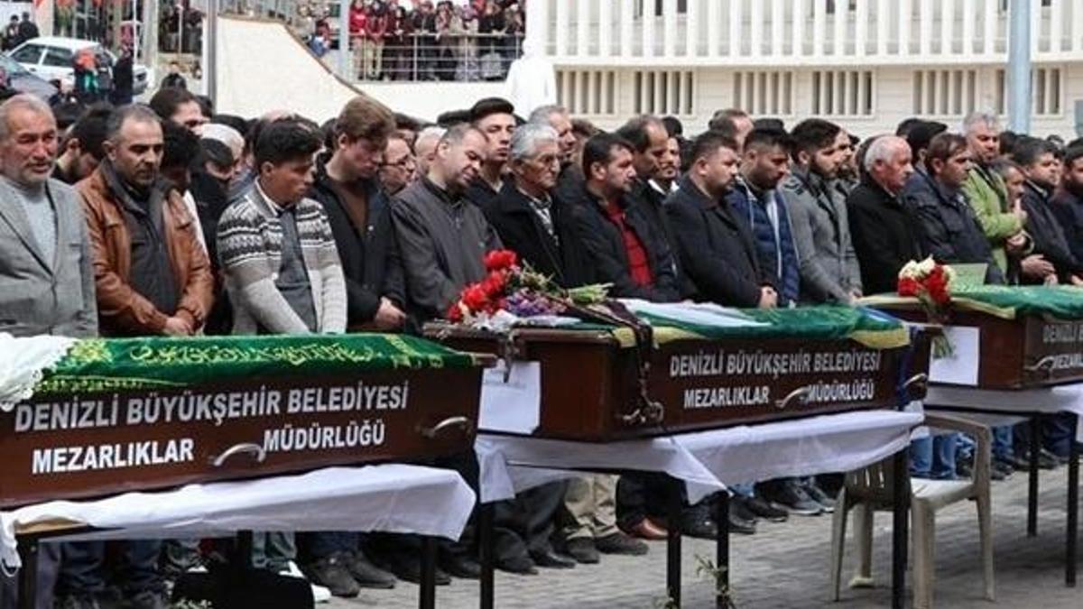 Denizli'de trafik kazasında ölen 5 genç toprağa verildi