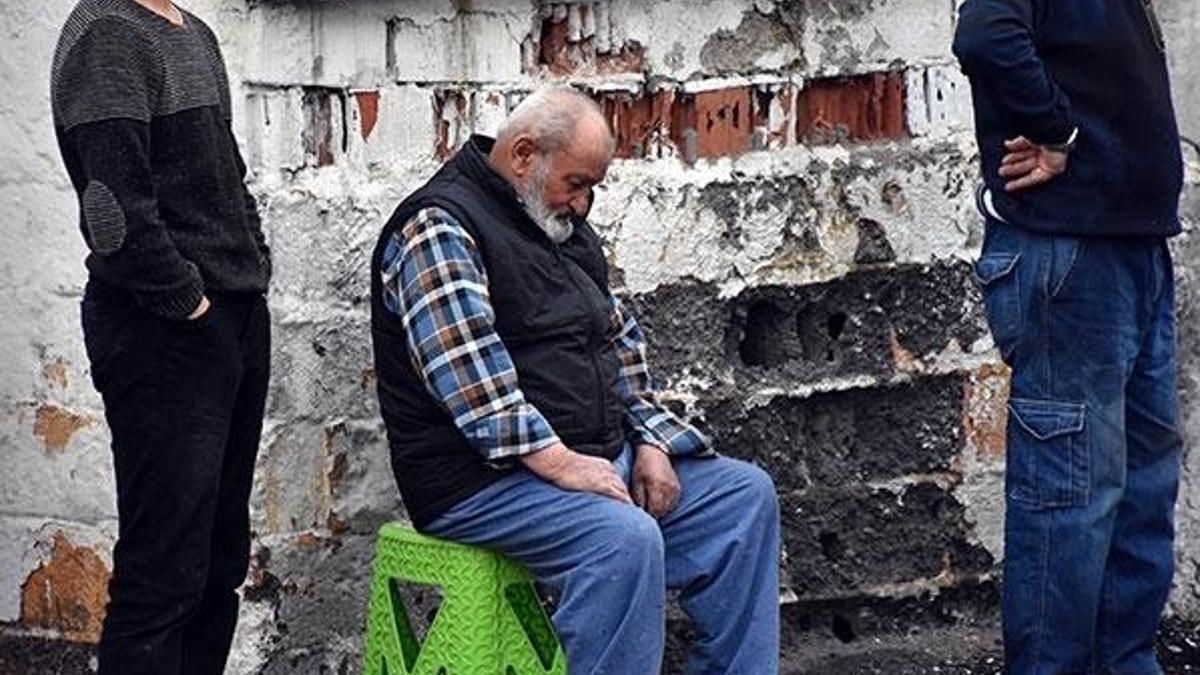 Evinin yanışını çaresizce izledi