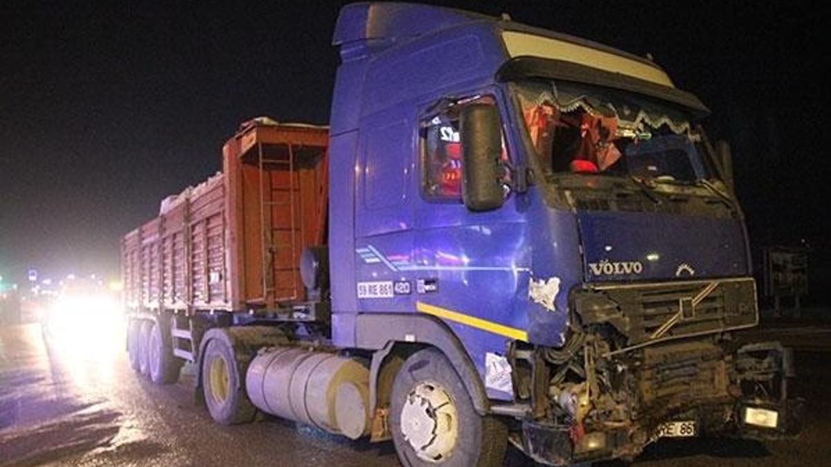 Kırmızı ışıkta geçen otomobili TIR biçti!