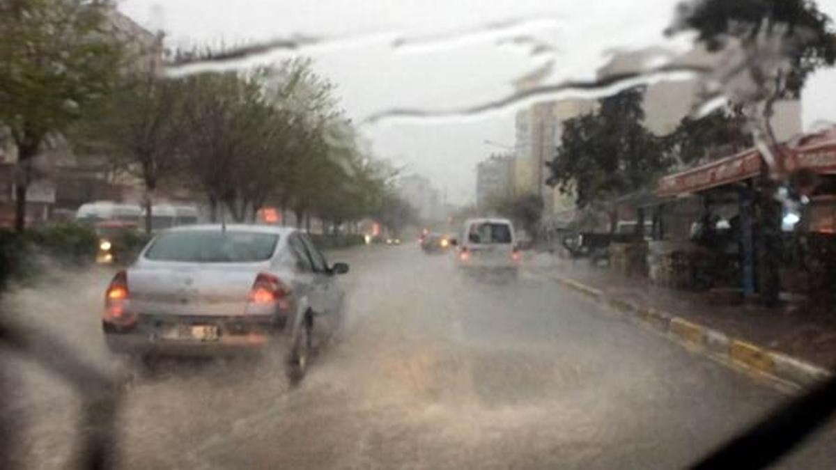Antalya'da aşırı yağış sonrası yollarda göçük oluştu