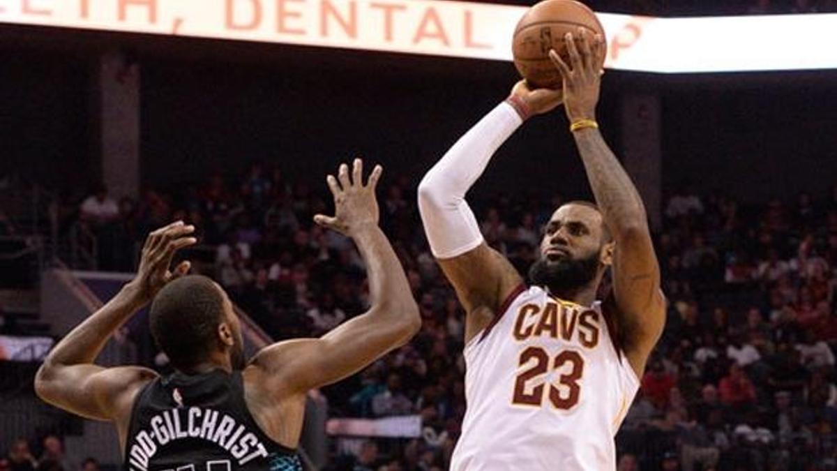 LeBron James Michael Jordan'ın 866 maçlık rekorunu yakaladı