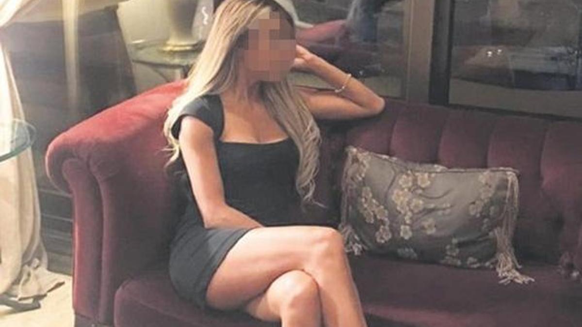 Çıplak fotoğraflarını eşine gönderdi