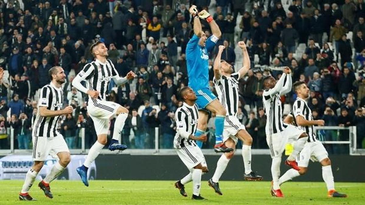 Lider Juventus, Hakanlı Milan'ı farklı yendi
