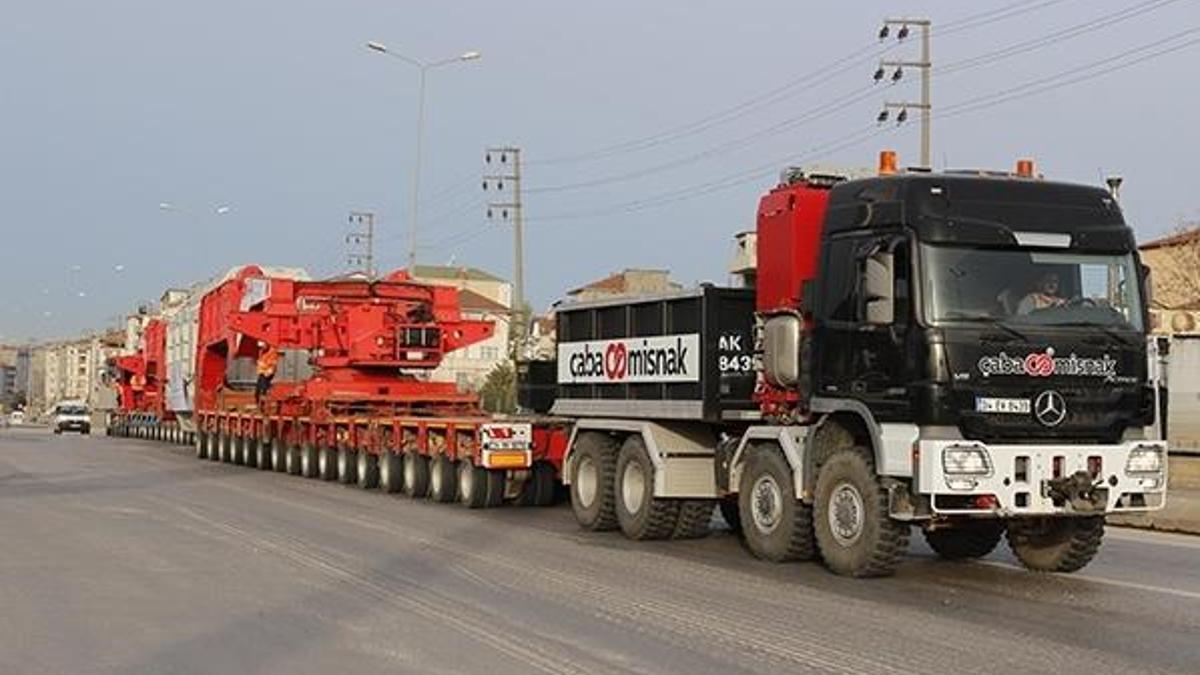 395 tonluk transformatör 280 tekerlekli araçla taşındı