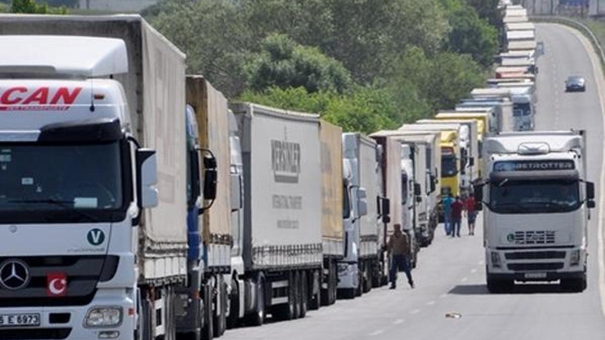 Kapıkule'de 12 kilometrelik tır kuyruğu