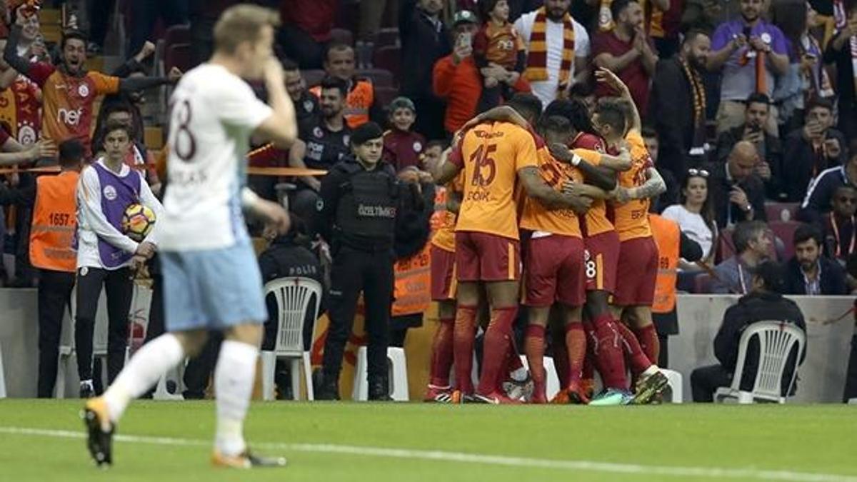 Aslan'a evinde yan bakılmıyor!