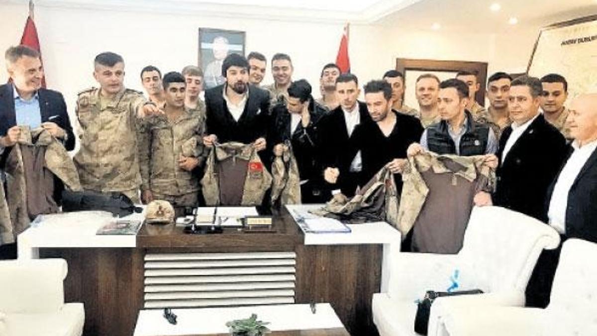 Ünlülerden Afrin’de çarpışan askerlerimize destek ziyareti