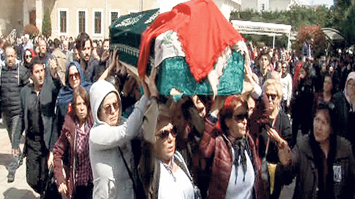 Kadınların omzunda