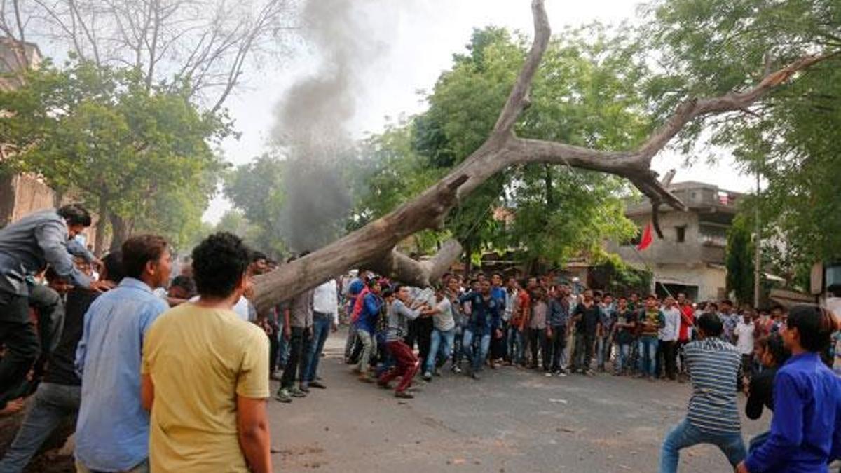 Hindistan'da kast protestolarında 4 kişi öldü