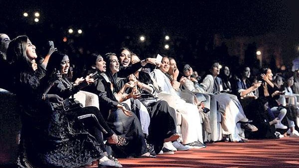 Suudi kadınlar pop konserinde