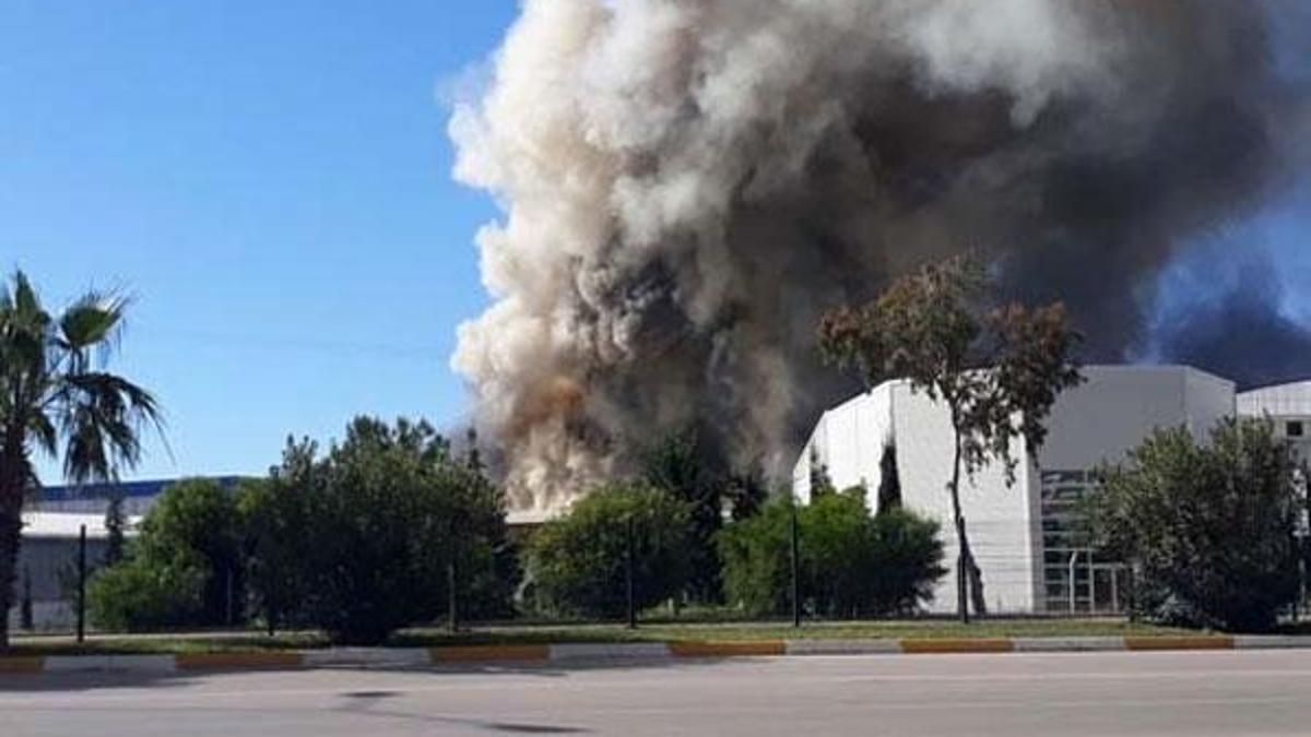 Antalya'da yat imalat deposunda yangın
