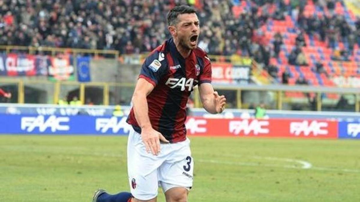 Yıldız futbolcuya yumruklu saldırı