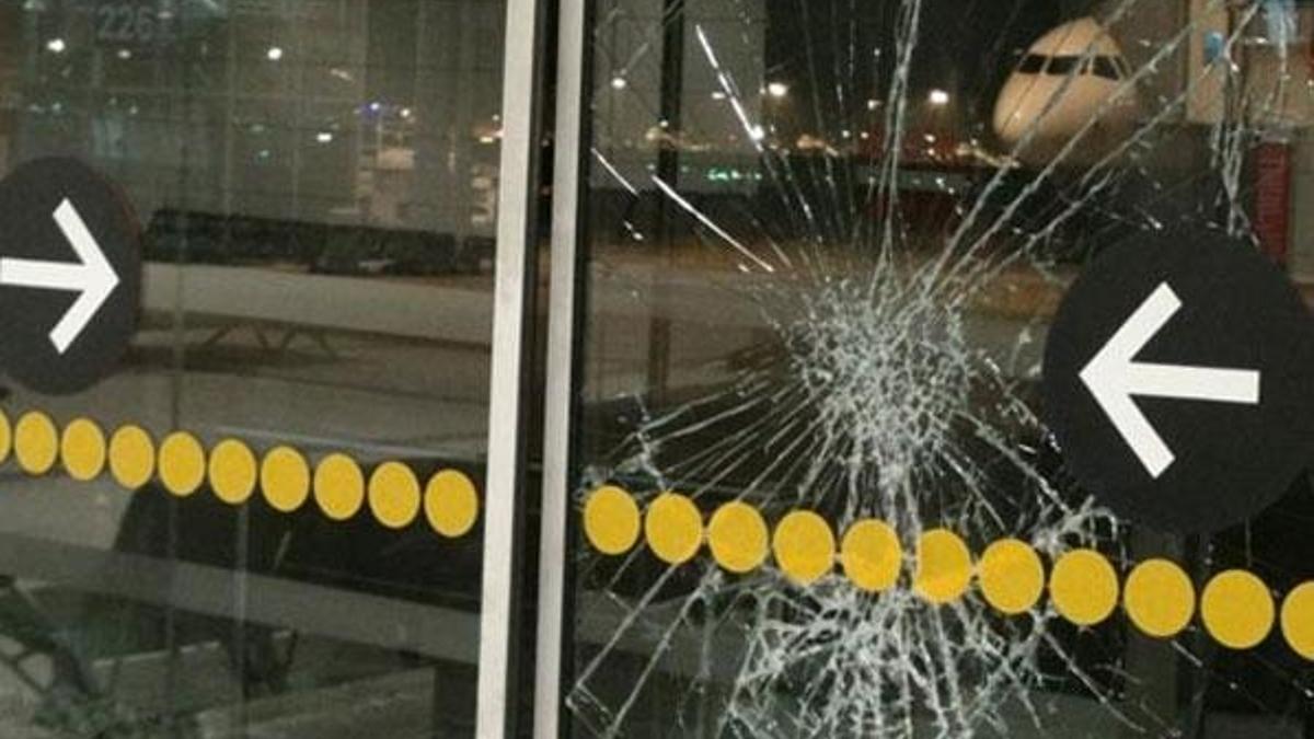 Rus yolcu, uçağı kaçırınca kapıyı kırdı