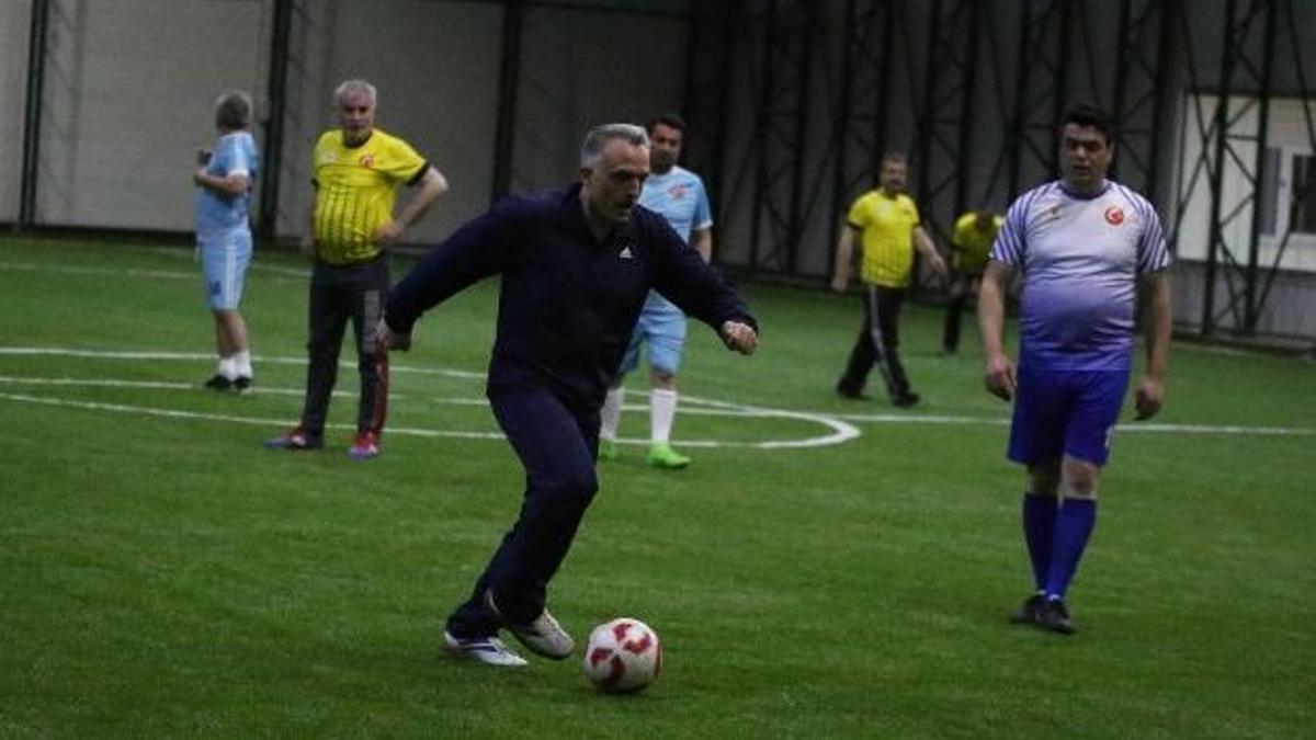 Maliye Bakanı Ağbal, halı saha maçında forma giydi