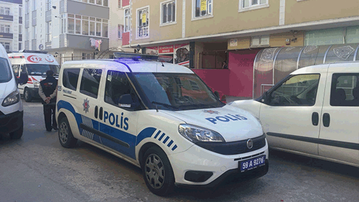 Banyoda boğazını keserek intihar etti