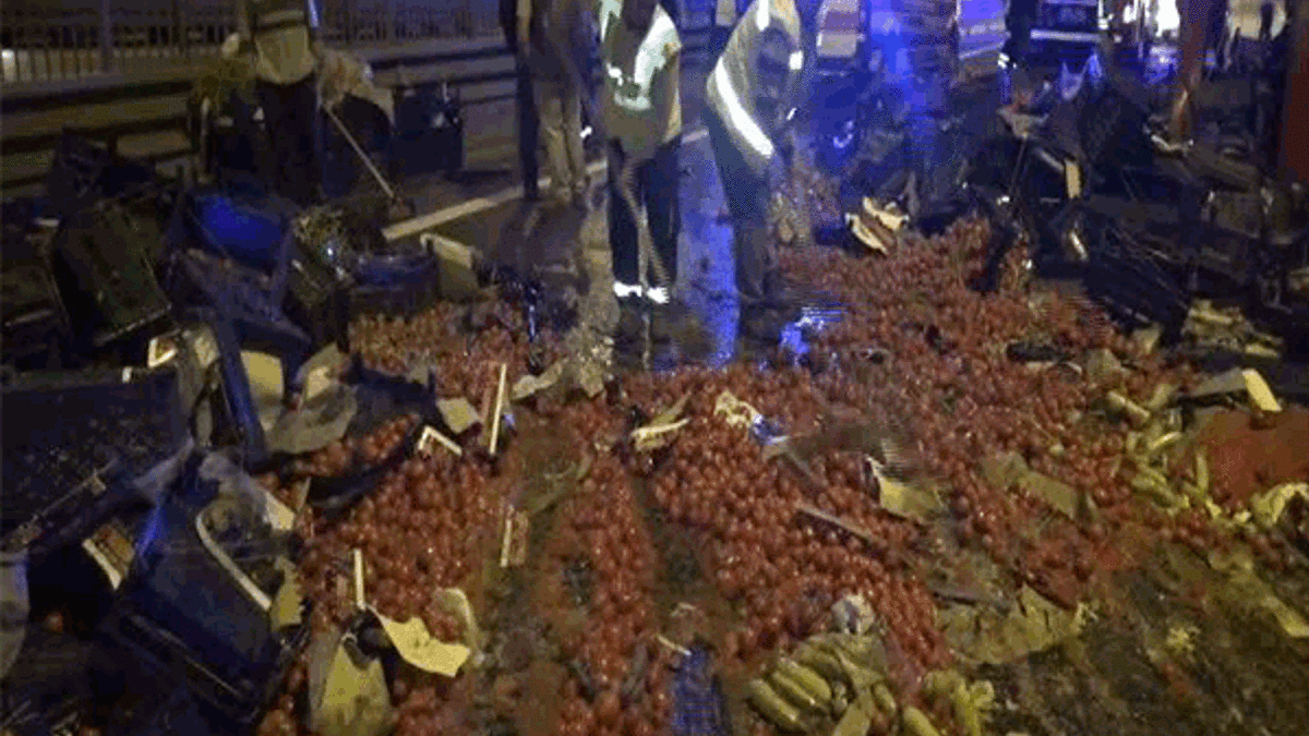 Sultanbeyli'de domates yüklü tır devrildi: 1 yaralı