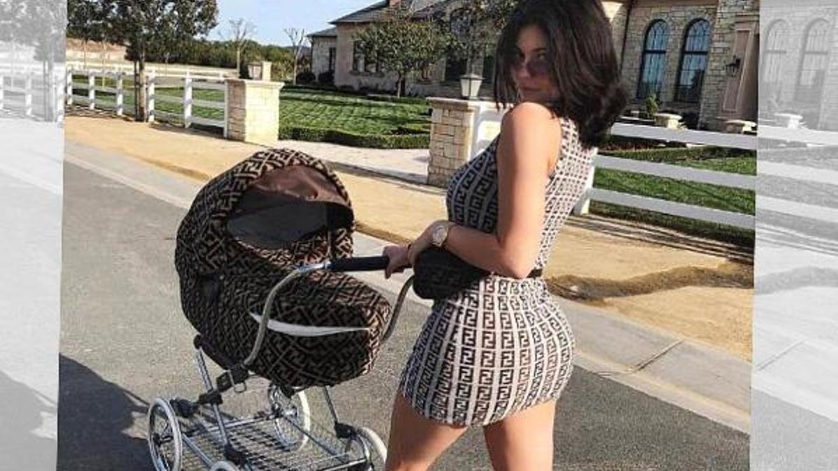 Bebek arabasıyla kombin yaptı