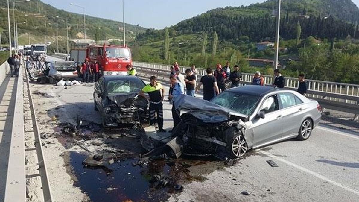 Köprüde 3 otomobil çarpıştı: 1 ölü, 3 yaralı
