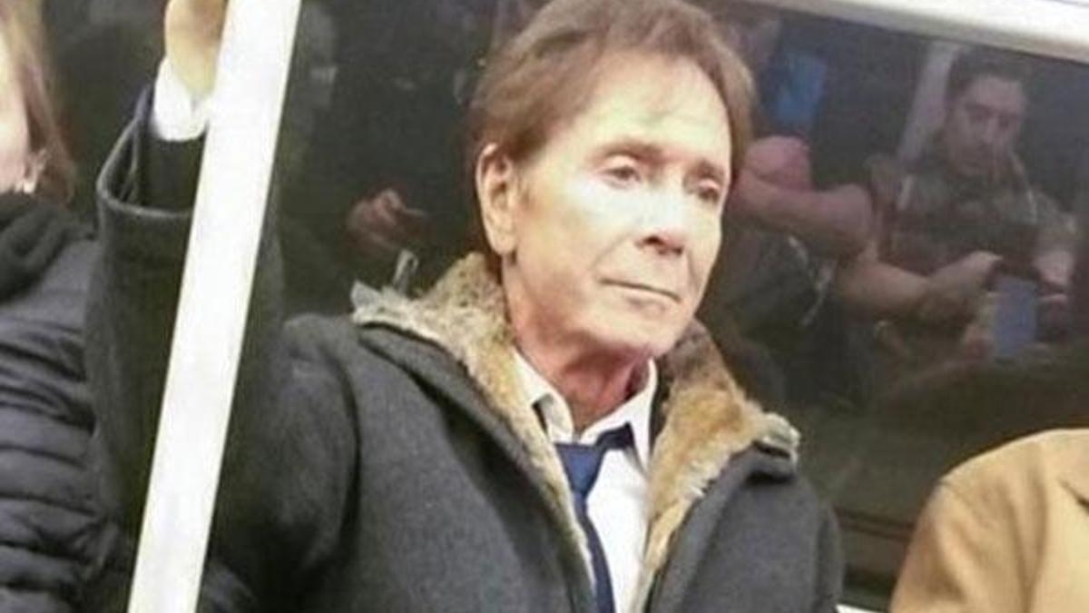 Dünyaca ünlü şarkıcı Cliff Richard metroda