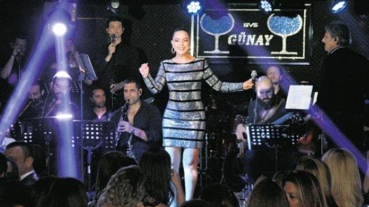 Sahnede üç saat