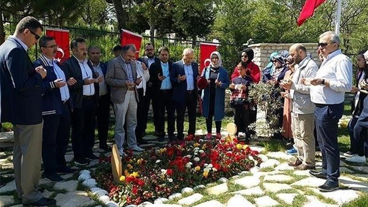 Bakan yardımcıları Afrin şehidinin kabrini ziyaret etti
