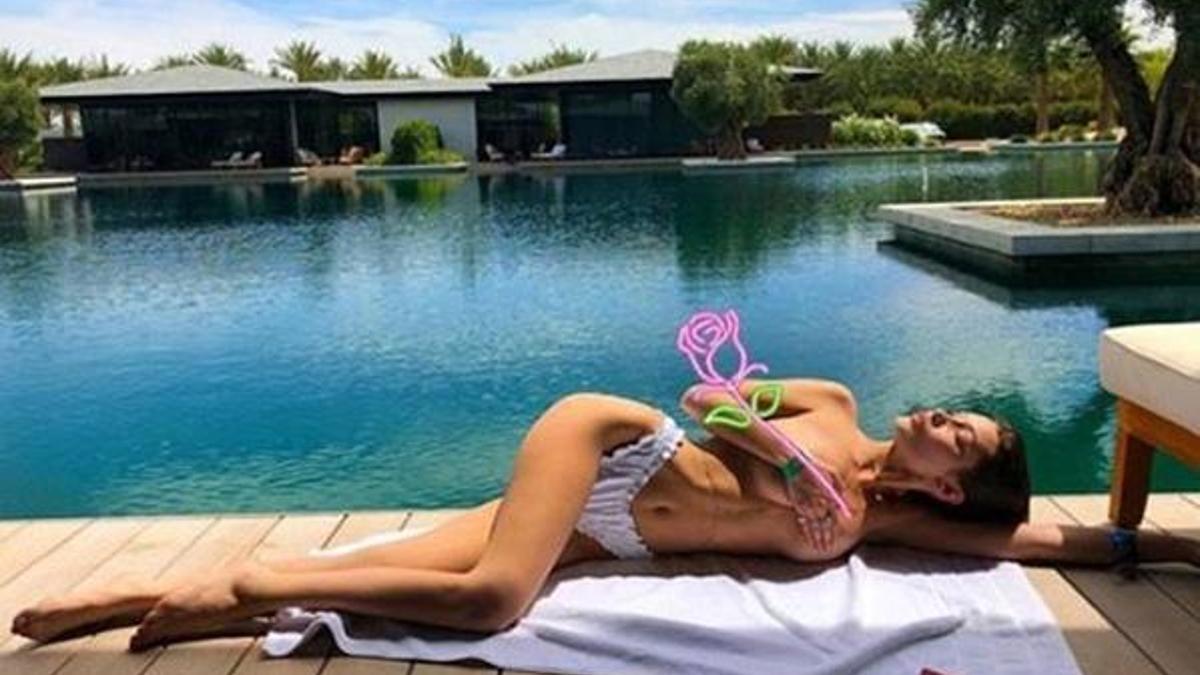 Bella Hadid'den üstsüz poz!