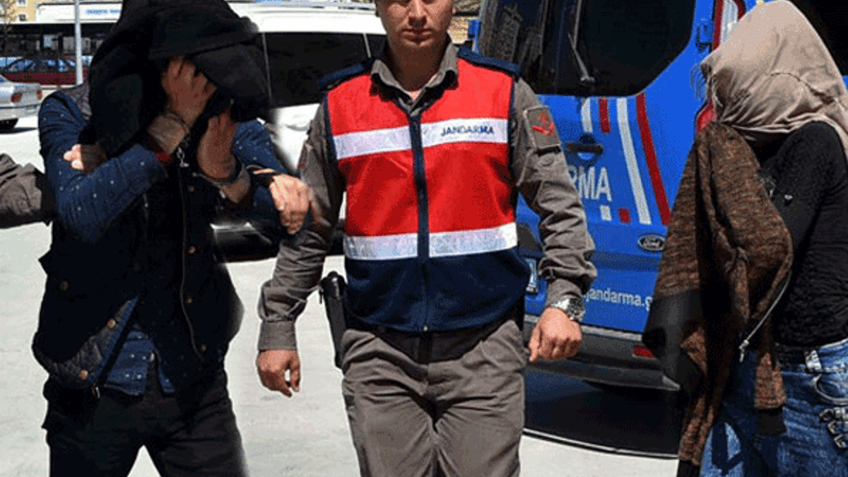 Oğluyla birlikte kocasını demir çubukla döverek öldürdü