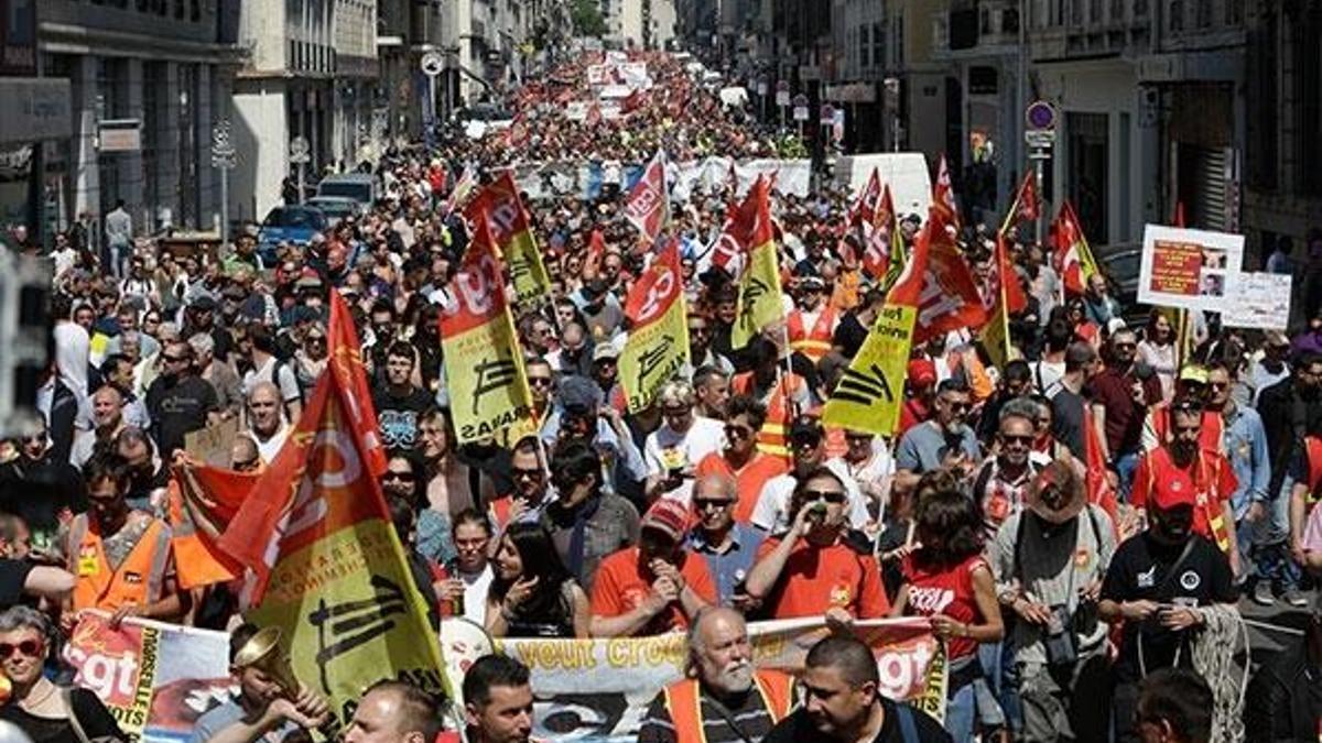 Fransa'da onbinlerce kişi sokaklara döküldü