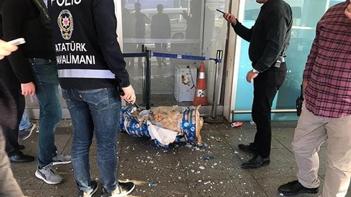 Atatürk Havalimanı'nda şüpheli paket fünye ile patlatıldı