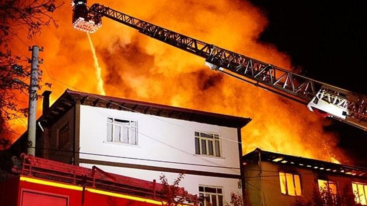 Kastamonu'da doğalgaz faciası! 7 ev tamamen yandı