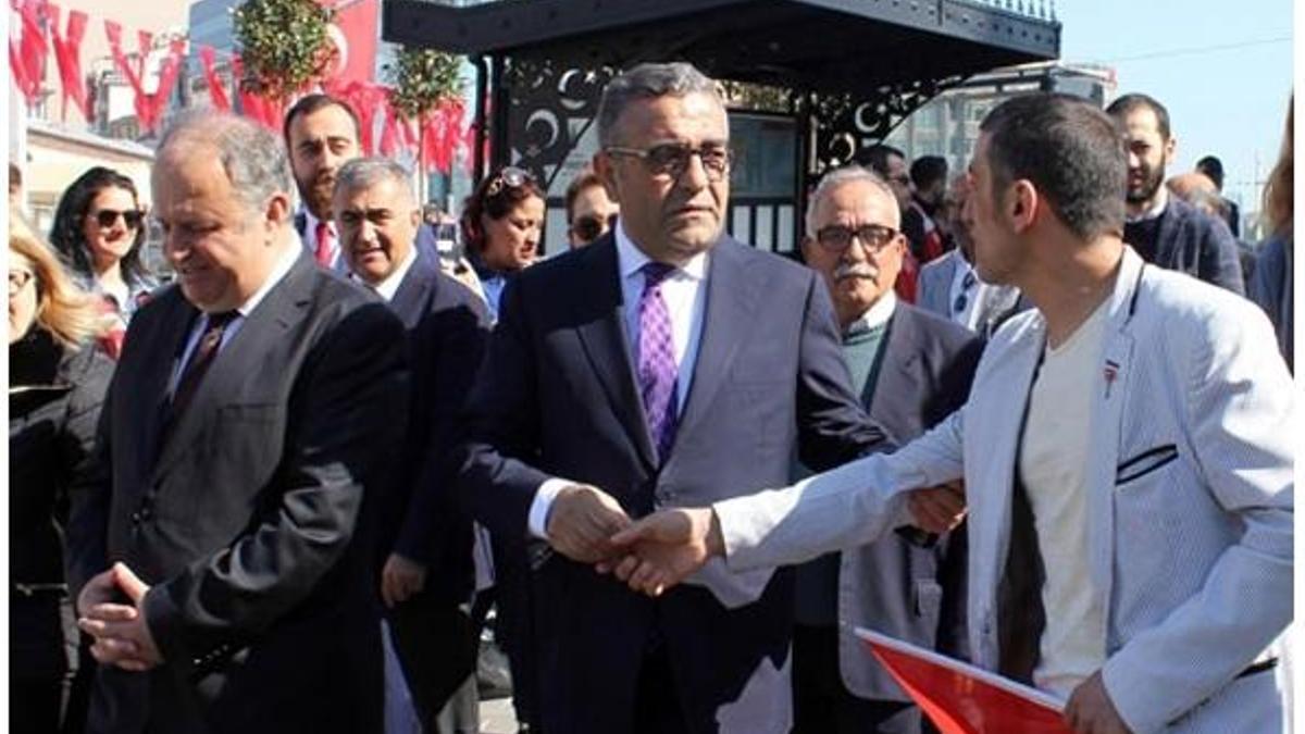 Taksim'de Sezgin Tanrıkulu'na tepki!