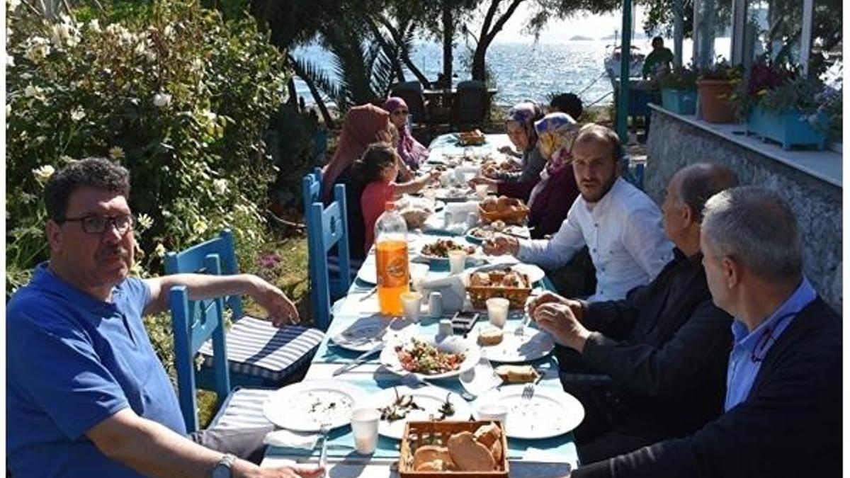 Çalışmak istemedikleri memurun ardından kurban kestiler