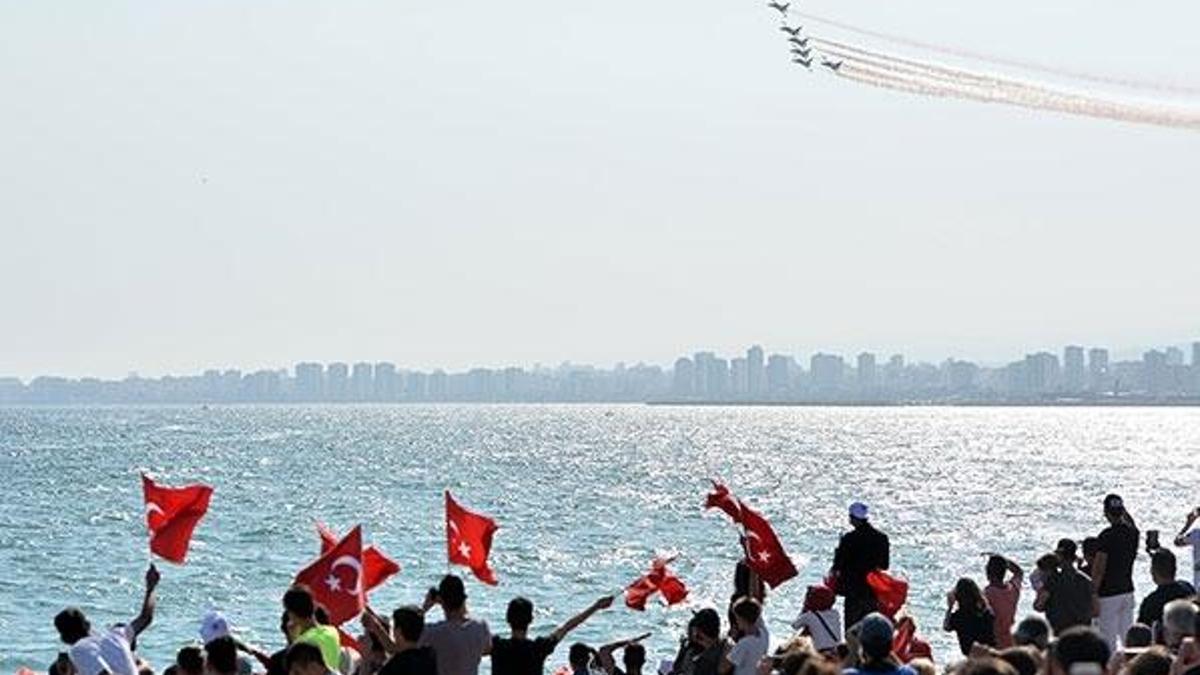 Türk Yıldızları'ndan 23 Nisan'a özel gösteri