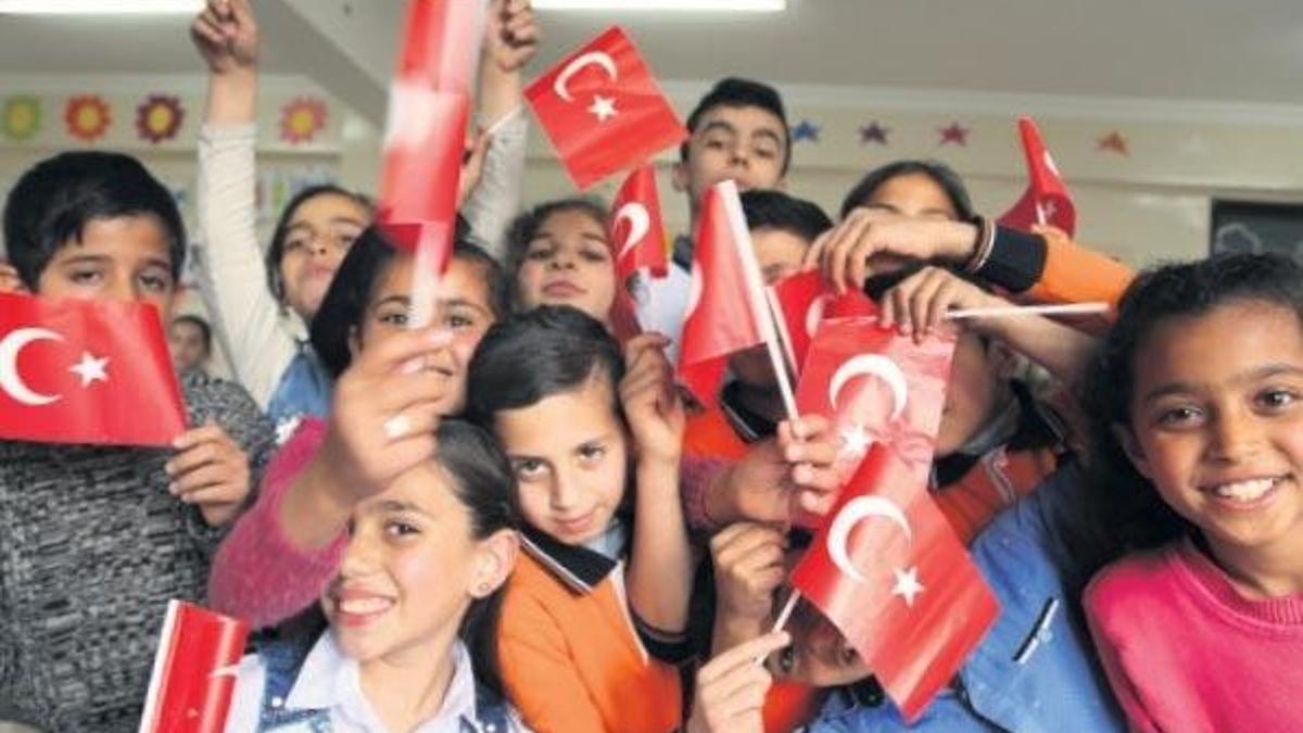 Türkçe oyun oynuyorlar ‘Türkiye bizim evimiz’ diyorlar