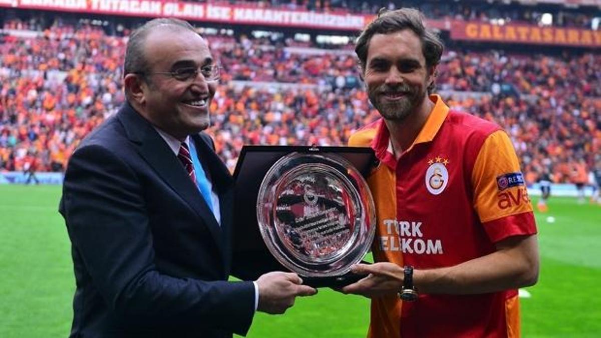 Galatasaray’dan Elmander’e plaket