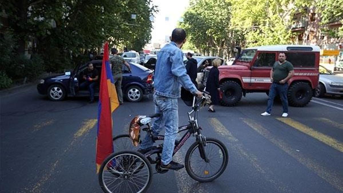 Ermenistan'da sular durulmuyor! Yolları kapattılar