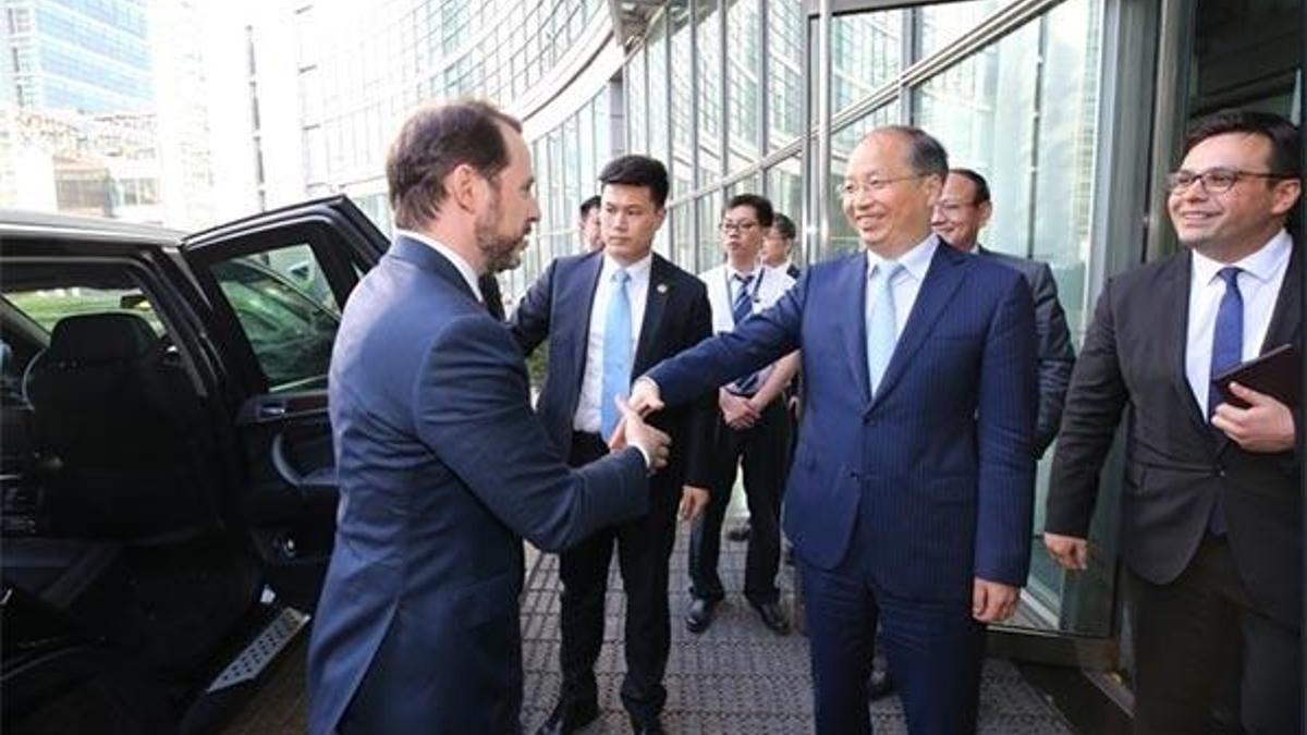 Bakanı Albayrak Çin'de enerji sektörünün temsilcileriyle görüştü