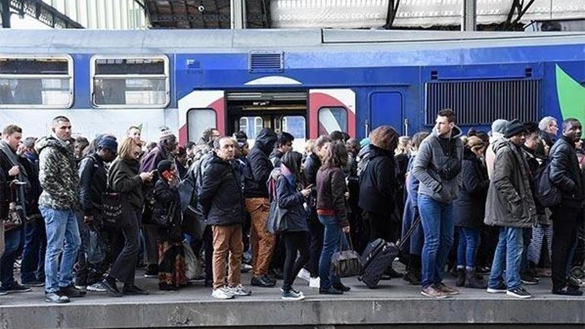 Fransa'da grevler devam ediyor! Paris'te hayat durdu