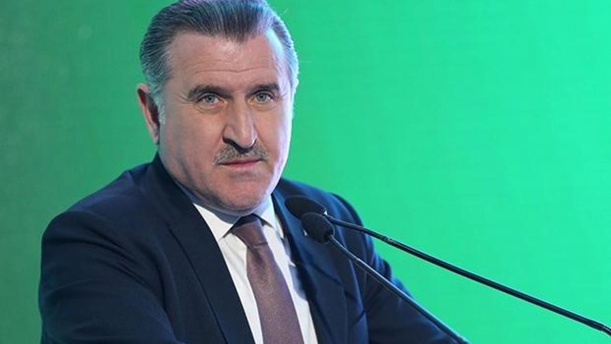 Bakan Bak'tan milli güreşçilere tebrik