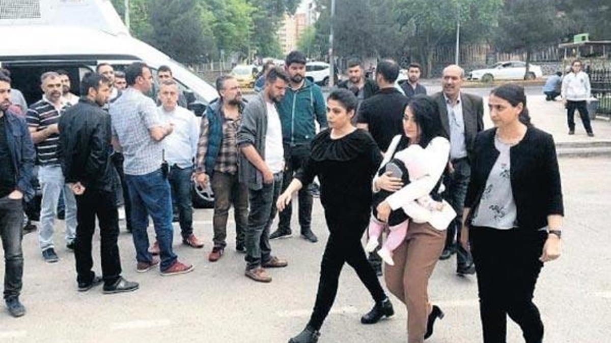 'Ayşe öğretmen' tahliye edildi