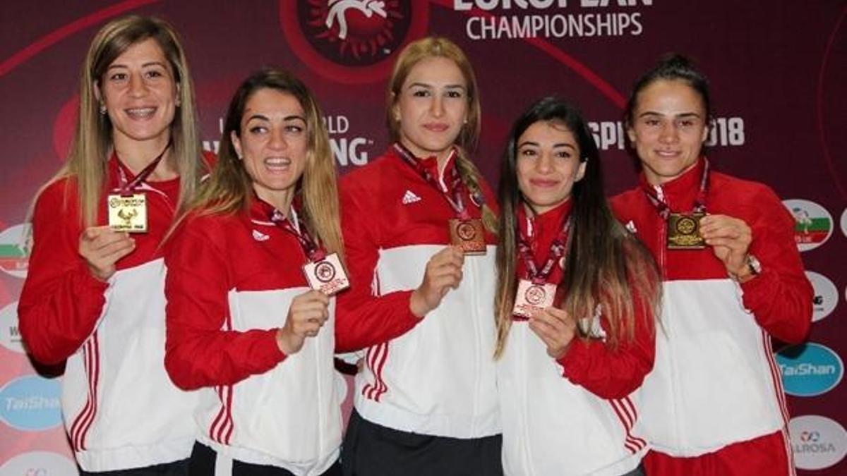 Kadın Milli Güreş Takımı'ndan büyük başarı!