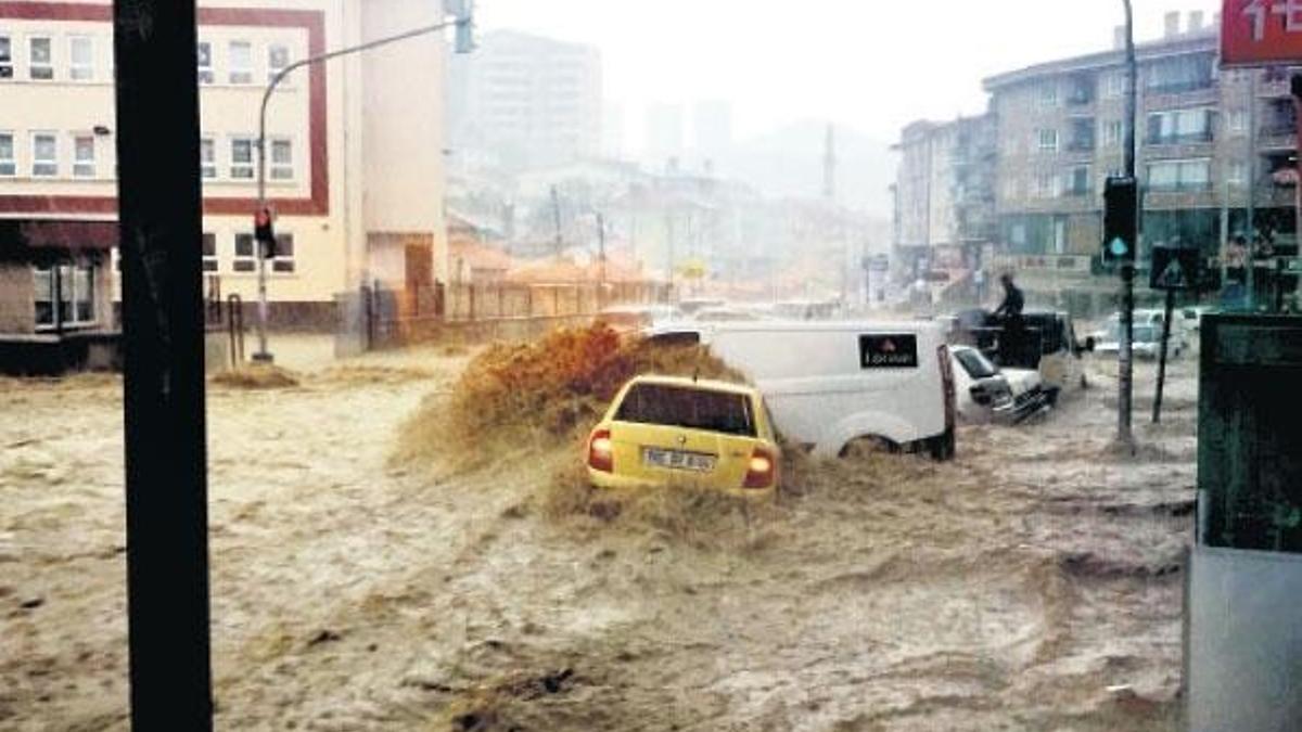 Başkenti sel aldı